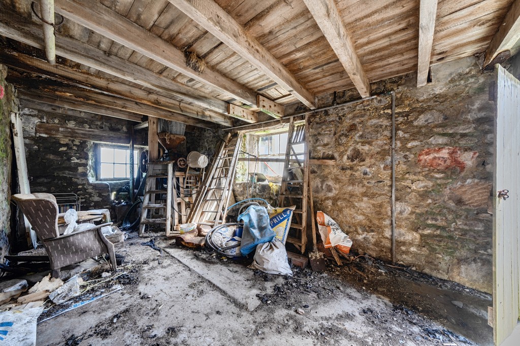 Lot: 3 - COMPLEX OF GRANITE BARNS, DUTCH BARN, CATTLE SHED FARMYARD AND LAND WITH POTENTIAL - Internal photograph of barn